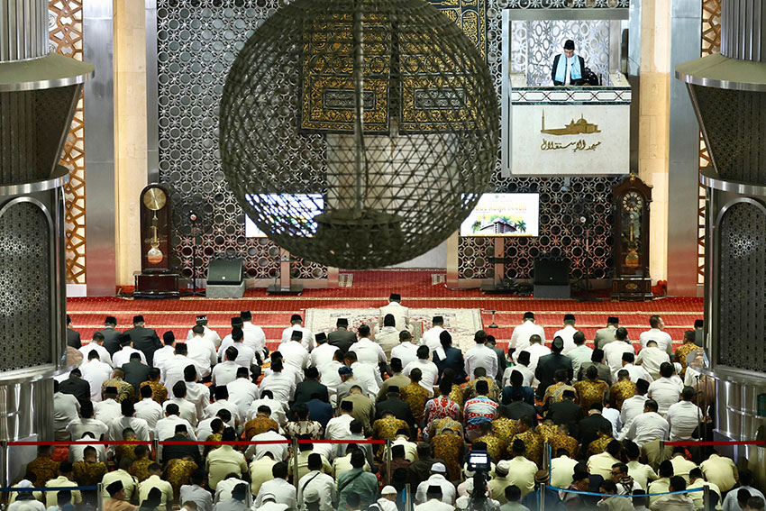 Presiden Prabowo Subianto mengikuti shalat Idul Adha 1446 H di Masjid Istiqlal, Jakarta, Jumat (6/6). [Tim Media Presiden]