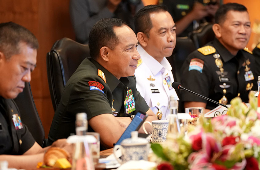 Panglima TNI Jenderal TNI Agus Subiyanto memimpin HLC ke-5  Indonesia - Brunei, di Jakarta, Jumat (13/6). [astakom/Pen TNI]