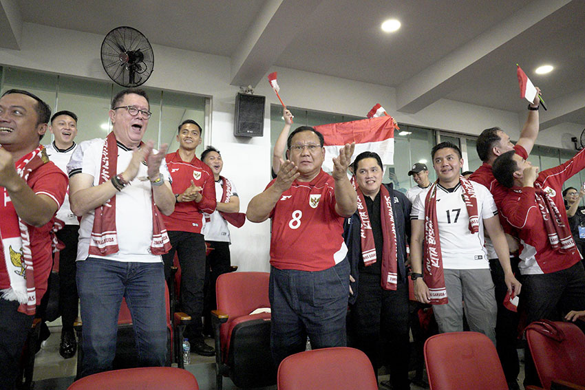 Presiden Prabowo Subianto menonton laga Timnas Indonesia melawan China di Stadion Gelora Bung Karno (GBK), Senayan, Jakarta, Kamis (5/6). [Tim Media Presiden]