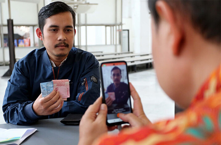 Pencairan BSU di Kantor Pos Pusat Bandung, Jawa Barat, Jumat (11/7). [astakom/str-Budi Yanto]