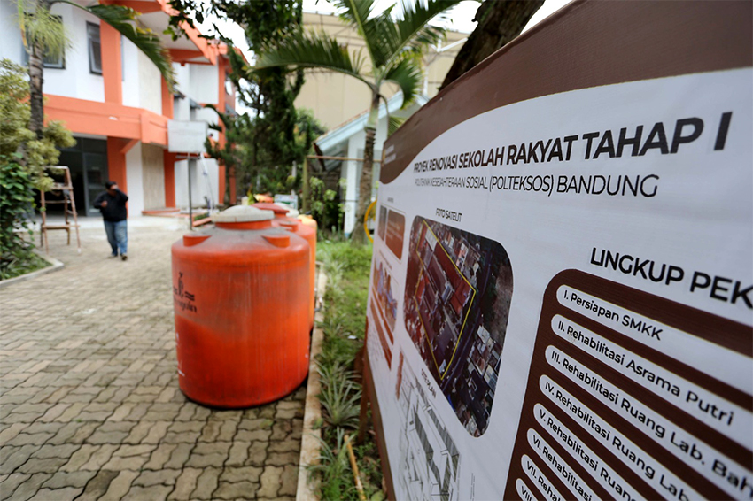 Proses pengerjaan proyek renovasi Sekolah Rakyat, di Poltekesos Bandung, Jawa Barat, Senin (7/7). [astakom/str-Budi Yanto]
