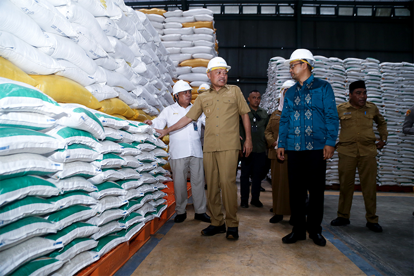 Pemprov Maluku Utara bersama Perum Bulog Menyalurkan Bantuan Pangan, di Ternate, Maluku Utara, Senin (14/7). [astakom/str- Muhammad Irfan]