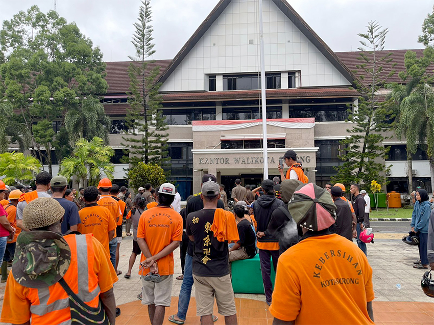 Unjuk Rasa di Kantor Wali Kota Sorong, Papua Barat Daya, Rabu (16/7). [astakom/str-Mumtazah]