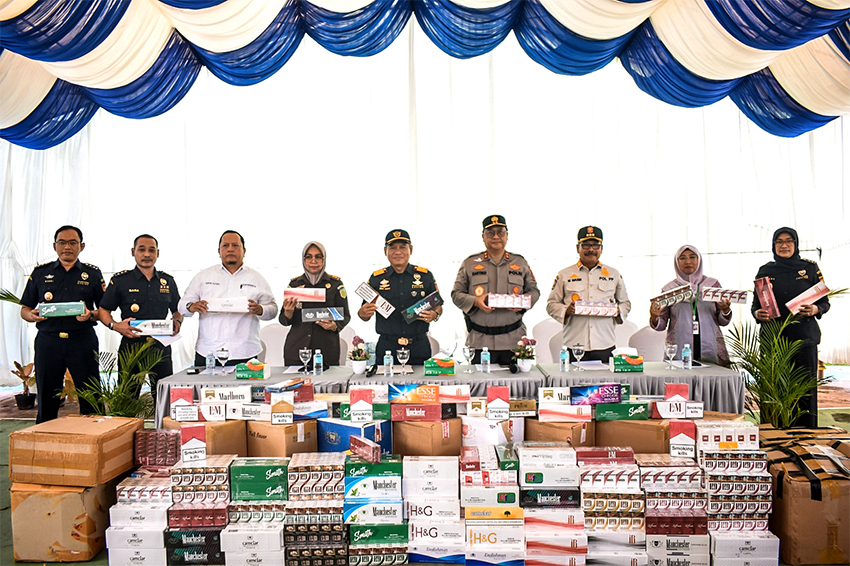 Pemusnahan rokok Ilegal, di Banda Aceh, Selasa (22/7). [astakom/str-Wahyu Majiah]