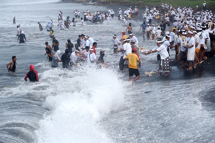 Upacara Baligia Bukhur di Pantai Masceti, Gianyar, Bali, Senin (28/7). [astakom/str-Putu Yuka]