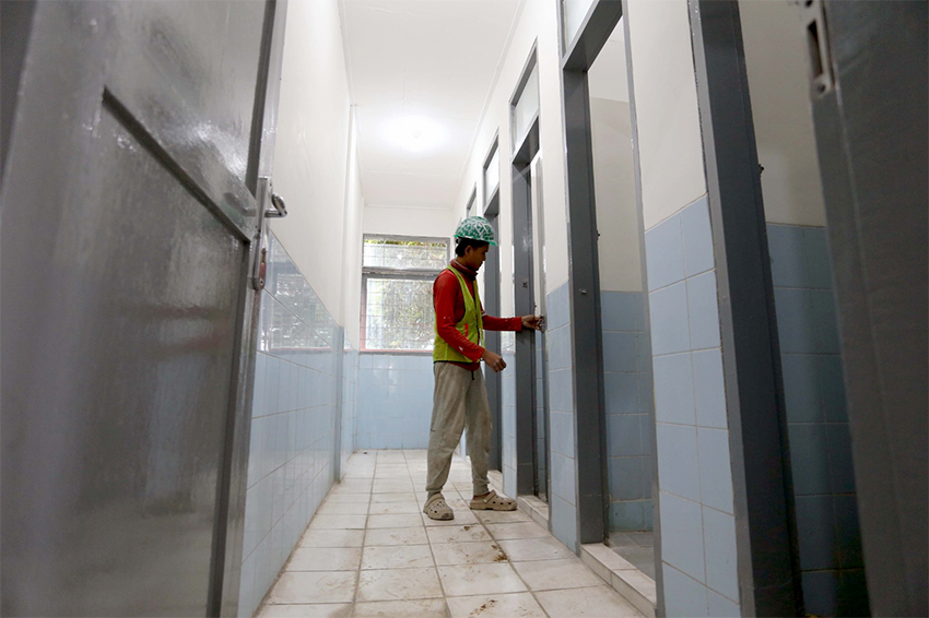 Proses pengerjaan proyek renovasi Sekolah Rakyat, di Poltekesos Bandung, Jawa Barat, Senin (7/7). [astakom/str-Budi Yanto]
