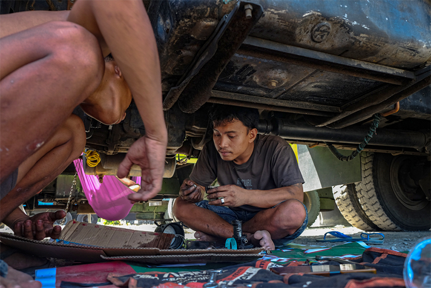 Para sopir truk, di KIMA, Makassar, Sulawesi Selatan, Senin (28/7). [astakom/str-Arfa Ramlan]