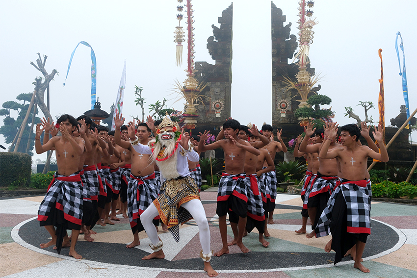 Parade Seni, di Desa Candikuning, Tabanan, Bali, Sabtu (12/7). [astakom/str-Putu Yuka]