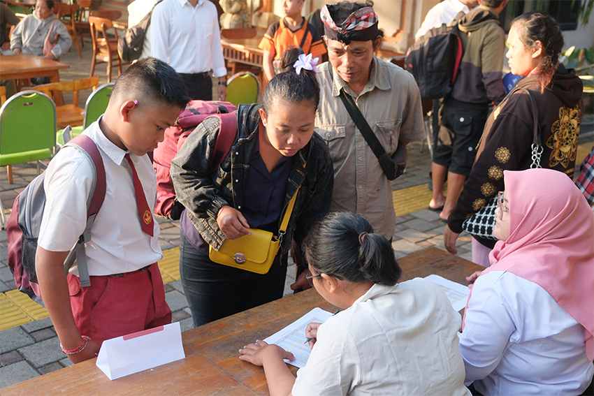 Masa Pengenalan Lingkungan Sekolah (MPLS), di Sekolah Rakyat Menengah Pertama 17 Tabanan, Bali, Senin (14/7). [astakom/str- Putu Yuka]