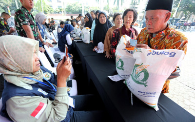 Menhan dan Panglima TNI Hadiri Penyaluran Beras Bantuan Pangan