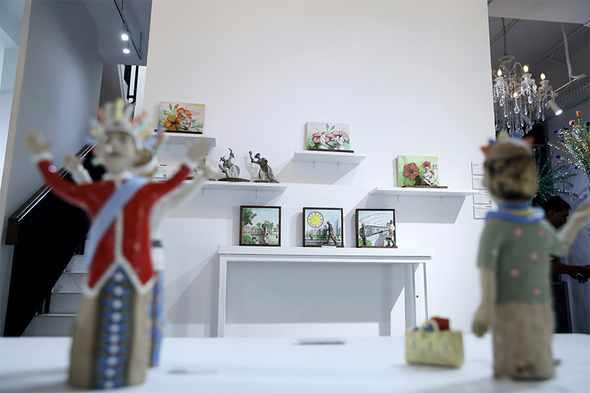 Pameran Seni “Cerita Kita di Jakarta”, di 2Madison Gallery, Kemang, Jakarta, Rabu (9/7). [astakom/M Maulana Nugraha Putra]
