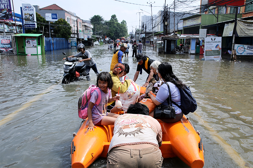 Banjir menggenangi sejumlah wilayah di Tangerang, termasuk Jalan Raya Cipondoh, Selasa (8/7). [astakom/M Maulana Nugraha Putra]