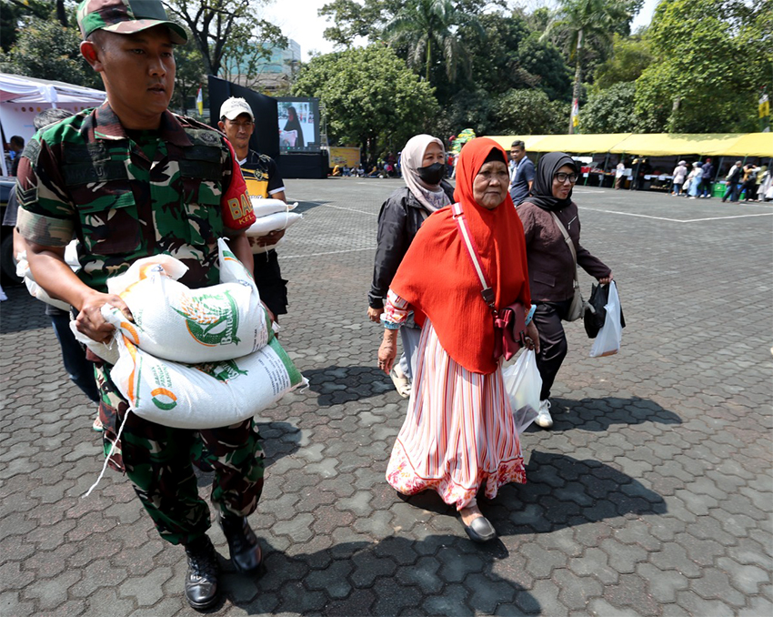 Penyaluran Beras Bantuan Pangan kepada masyarakat, di Makodam III Siliwangi, Bandung, Jawa Barat, Kamis (24/7). [astakom/str-Budi Yanto]