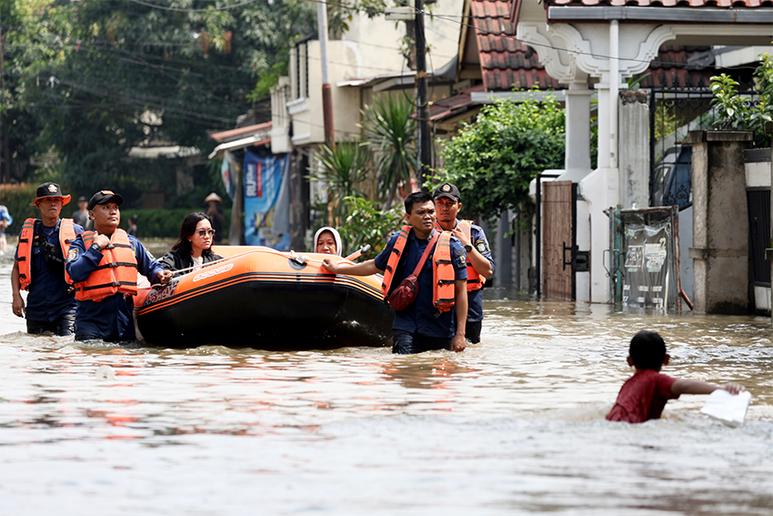 Banjir menggenangi sejumlah wilayah di Tangerang, termasuk Jalan Raya Cipondoh, Selasa (8/7). [astakom/M Maulana Nugraha Putra]