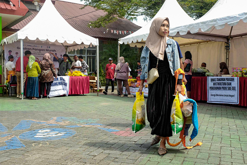 Gerakan Pangan Murah, di Makassar, Sulawesi Selatan, Selasa (22/7). [astakom/str-Arfa Ramlan]