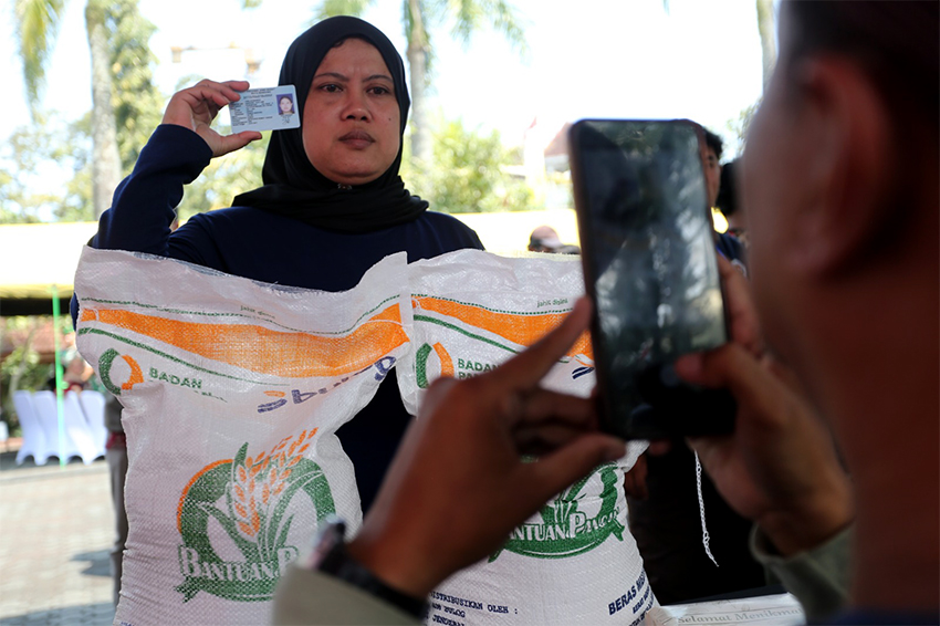 Penyaluran Beras Bantuan Pangan kepada masyarakat, di Makodam III Siliwangi, Bandung, Jawa Barat, Kamis (24/7). [astakom/str-Budi Yanto]