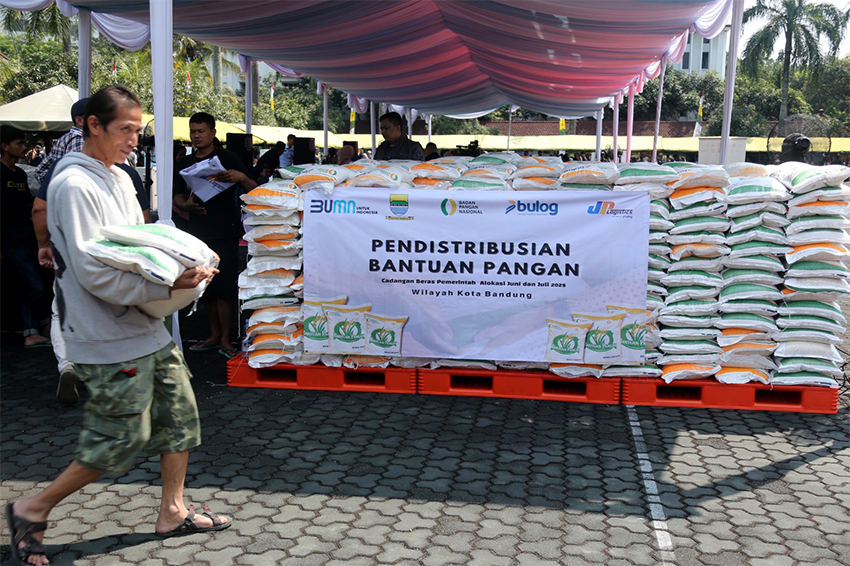 Penyaluran Beras Bantuan Pangan kepada masyarakat, di Makodam III Siliwangi, Bandung, Jawa Barat, Kamis (24/7). [astakom/str-Budi Yanto]