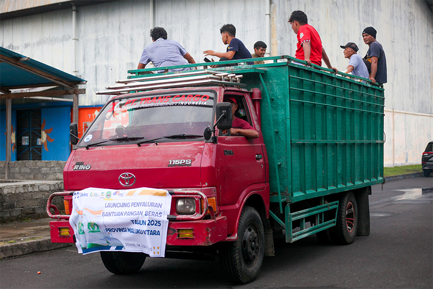 Pemprov Maluku Utara bersama Perum Bulog Menyalurkan Bantuan Pangan, di Ternate, Maluku Utara, Senin (14/7). [astakom/str- Muhammad Irfan]