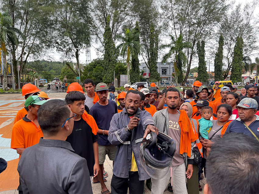 Unjuk Rasa di Kantor Wali Kota Sorong, Papua Barat Daya, Rabu (16/7). [astakom/str-Mumtazah]