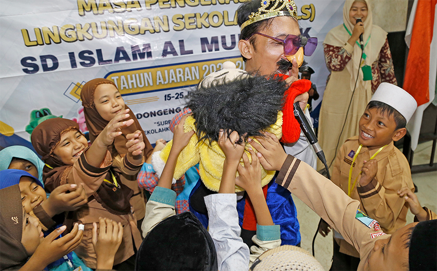Pertunjukan dongeng interaktif, di Sekolah Dasar Islam Al Mubarok, di Surabaya, Jawa Timur, Kamis (17/7). [astakom/str-Dipta Pratomo]