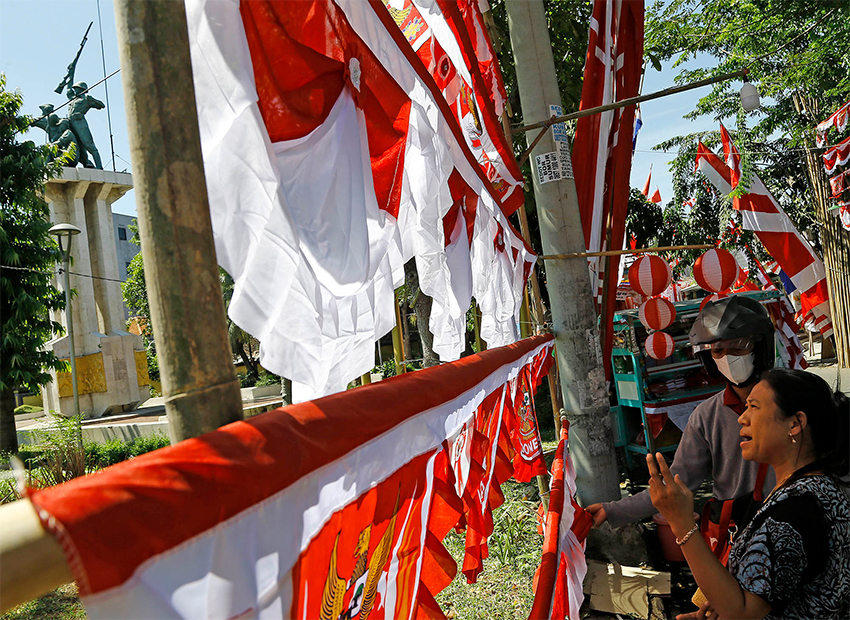 Kampung Bendera Darmokali, di Darmokali, Surabaya, Jawa Timur, Rabu (23/7). [astakom/str-Dipta Pratomo]