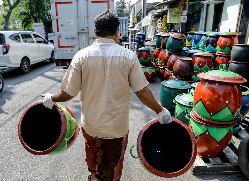 Penjual tempat sampah, di kawasan Jalan Karet, Surabaya, Jawa Timur, Senin (28/7). [astakom/str-Dipta Pratomo]
