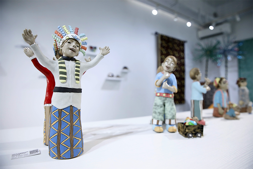 Pameran Seni “Cerita Kita di Jakarta”, di 2Madison Gallery, Kemang, Jakarta, Rabu (9/7). [astakom/M Maulana Nugraha Putra]