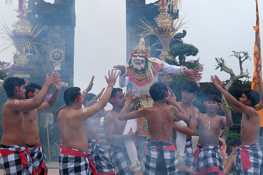 Parade Seni, di Desa Candikuning, Tabanan, Bali, Sabtu (12/7). [astakom/str-Putu Yuka]