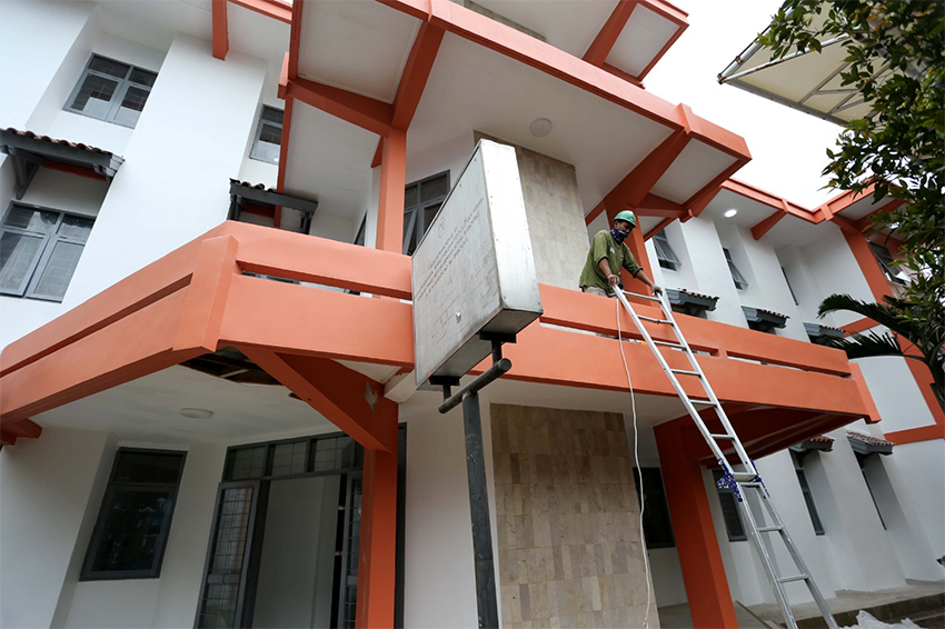 Proses pengerjaan proyek renovasi Sekolah Rakyat, di Poltekesos Bandung, Jawa Barat, Senin (7/7). [astakom/str-Budi Yanto]