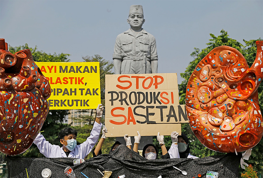Aksi Plastic Free July 2025, di Gedung Negara Grahadi, Surabaya, Jawa Timur, Rabu (16/7). [astakom/str-Dipta Pratomo]