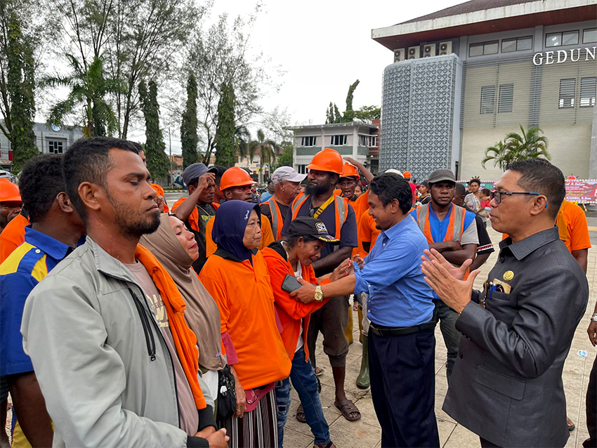 Unjuk Rasa di Kantor Wali Kota Sorong, Papua Barat Daya, Rabu (16/7). [astakom/str-Mumtazah]