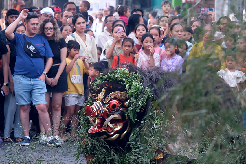 Pawai budaya di Puri Agung Peliatan, Ubud, Bali, Kamis (17/7). [astakom/str-Putu Yuka]