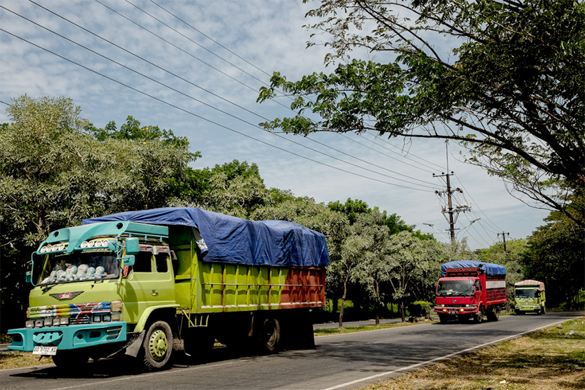 Para sopir truk, di KIMA, Makassar, Sulawesi Selatan, Senin (28/7). [astakom/str-Arfa Ramlan]