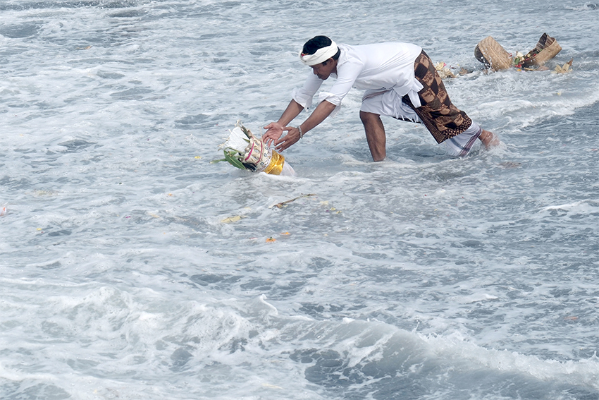Upacara Baligia Bukhur di Pantai Masceti, Gianyar, Bali, Senin (28/7). [astakom/str-Putu Yuka]