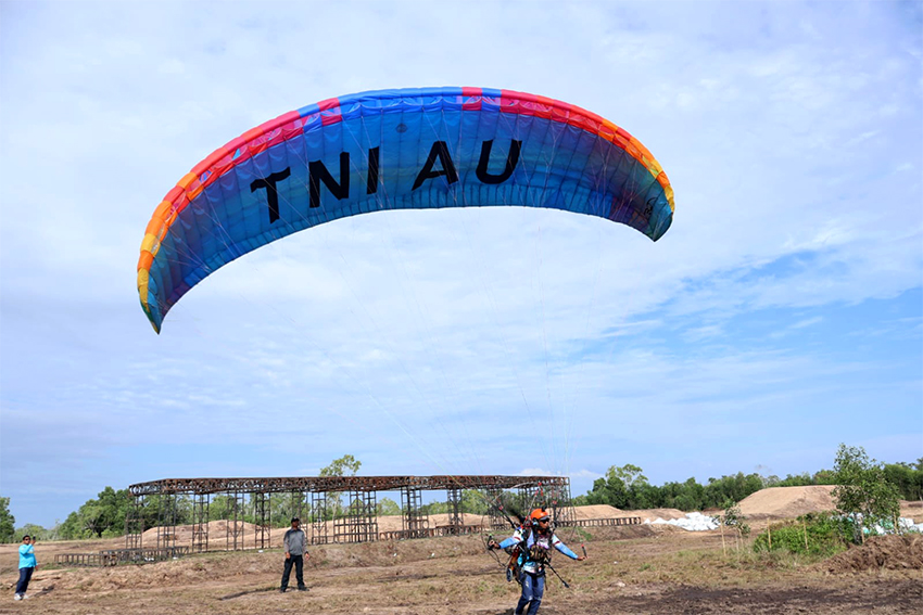 Festival Dirgantara Bumi Lasinrang 2025, di Kabupaten Pinrang, Sulawesi Selatan, Selasa (8/7). [astakom/Pen Hnd]