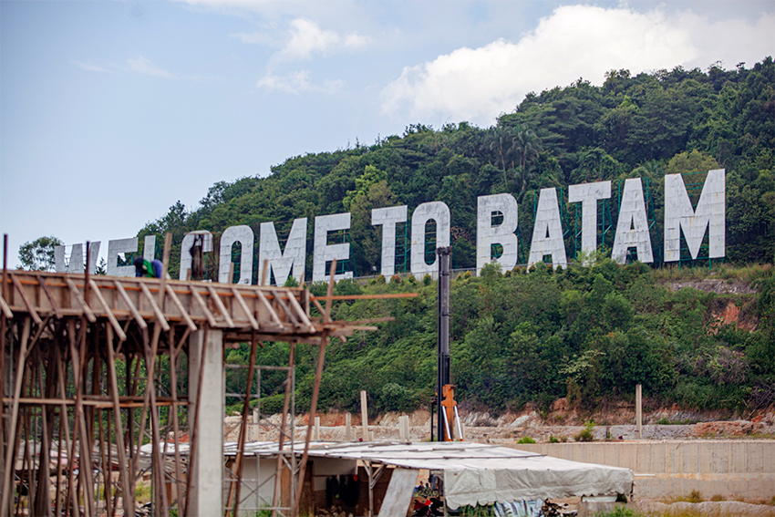 Ikon "Welcome to Batam" di Bukit Clara, Batam, Kepri, Senin (28/7).[astakom/str-Andaru AK]