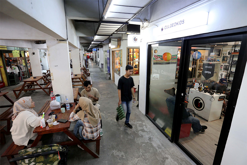 Pehobi fotografi analog, di The Hallway Space, Pasar Kosambi, Bandung, Rabu (9/7). [astakom/str-Budi Yanto]