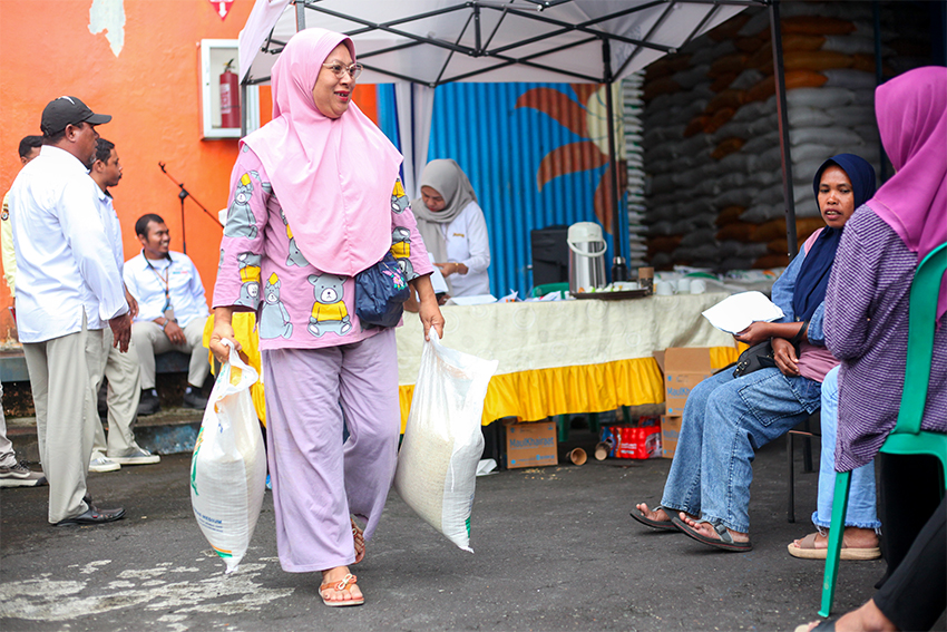 Pemerintah Provinsi Maluku Utara Bersama Perum Bulog Menyalurkan Bantuan Pangan, Ternate, Senin (14/7). [astakom/str- Muhammad Irfan]