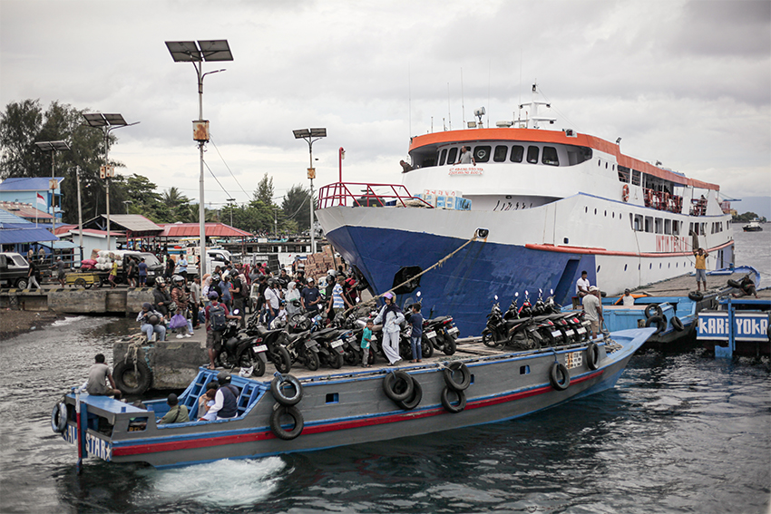 Pelabuhan Bastiong, di Ternate, Maluku Utara, Senin (7/7). [astakom/str-Muhamad Irfan]