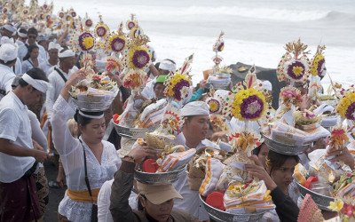 Upacara Baligia Bukhur di Pantai Masceti Gianyar