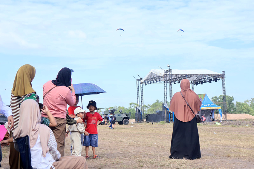Festival Dirgantara Bumi Lasinrang 2025, di Kabupaten Pinrang, Sulawesi Selatan, Selasa (8/7). [astakom/Pen Hnd]
