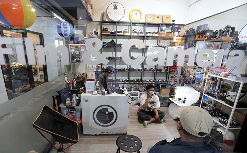 Pehobi fotografi analog, di The Hallway Space, Pasar Kosambi, Bandung, Rabu (9/7). [astakom/str-Budi Yanto]
