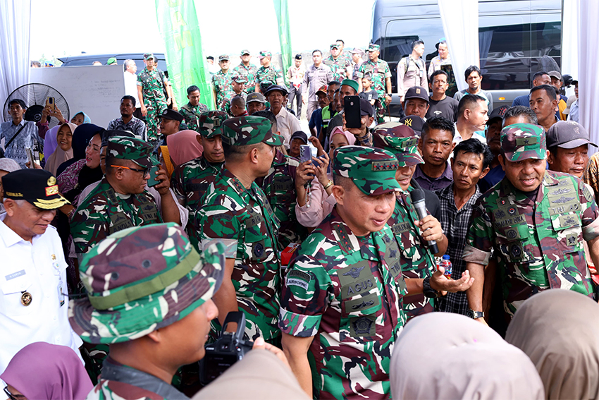 Panen Raya Padi di lahan Kodam I/Bukit Barisan, di Desa Sidoarjo Ramunia, Deli Serdang, Sumatera Utara, Kamis (10/7). [astakom/Pen TNI]
