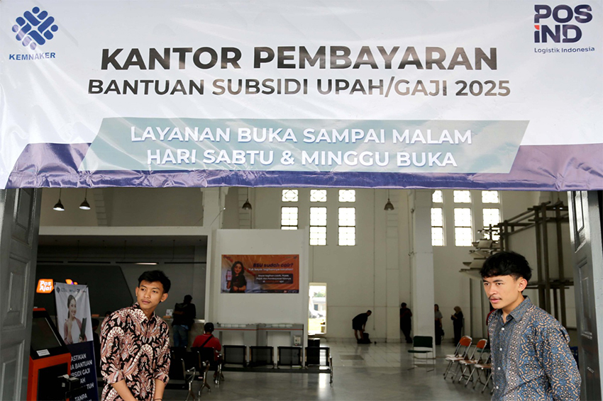 Pencairan BSU di Kantor Pos Pusat Bandung, Jawa Barat, Jumat (11/7). [astakom/str-Budi Yanto]