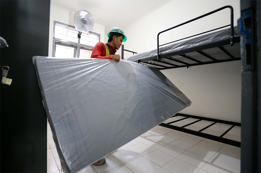 Proses pengerjaan proyek renovasi Sekolah Rakyat, di Poltekesos Bandung, Jawa Barat, Senin (7/7). [astakom/str-Budi Yanto]