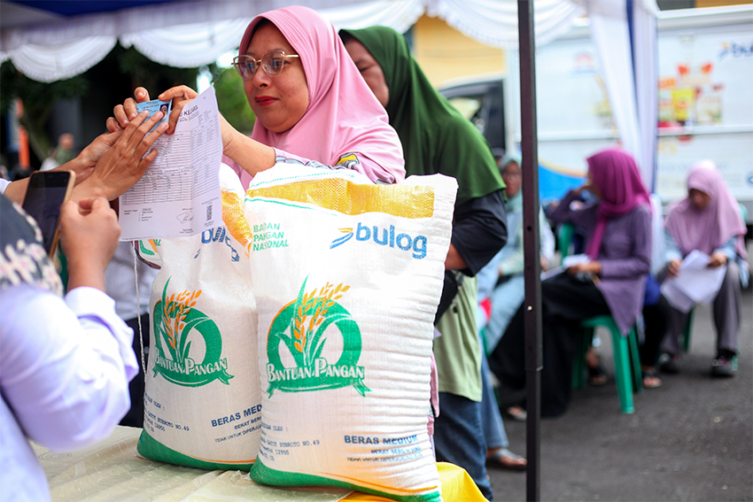 Pemprov Maluku Utara bersama Perum Bulog Menyalurkan Bantuan Pangan, di Ternate, Maluku Utara, Senin (14/7). [astakom/str- Muhammad Irfan]