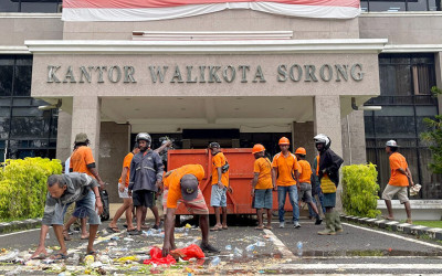 Demo Ratusan Pekerja Kebersihan Kota Sorong Usai Pemecatan
