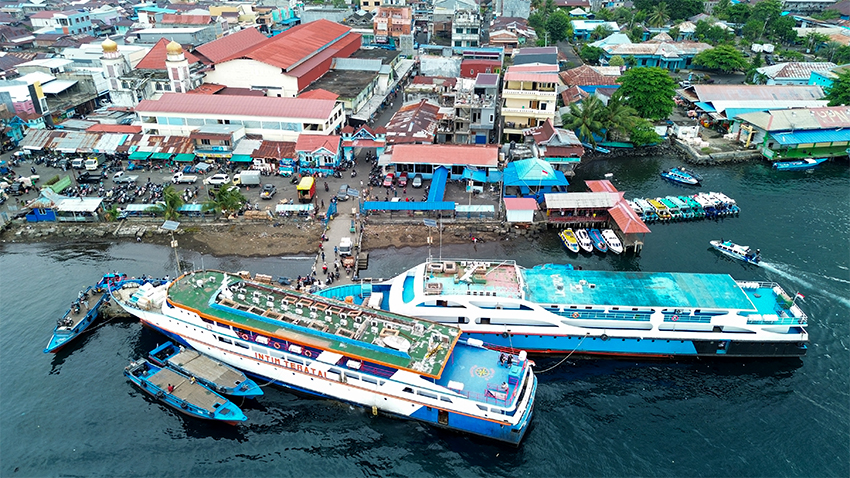 Pelabuhan Bastiong, di Ternate, Maluku Utara, Senin (7/7). [astakom/str-Muhamad Irfan]