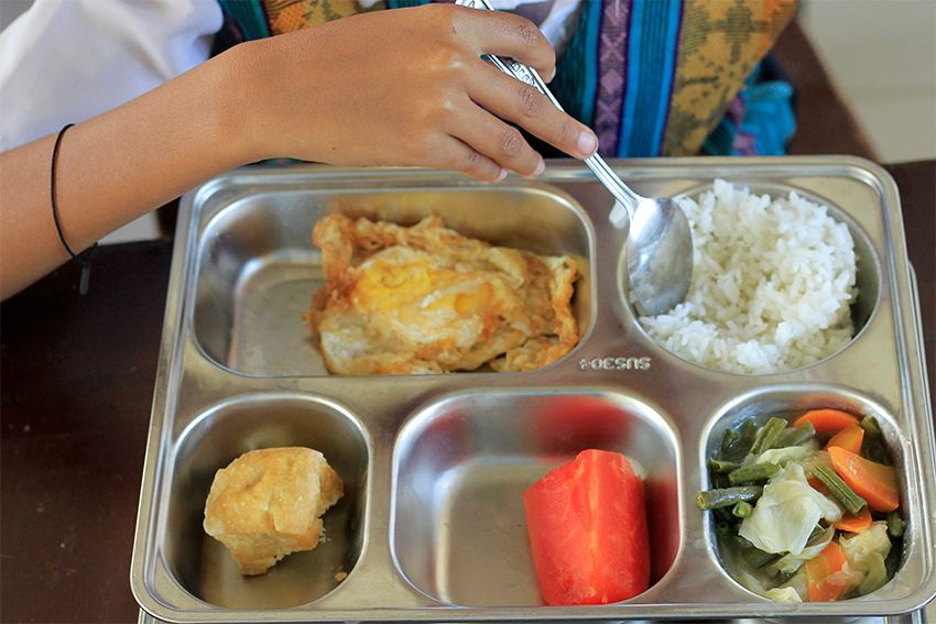Makanan Bergizi Gratis (MBG) di SDI Osmok, Kota Kupang, NTT, Kamis (17/7). [astakom/str- Axel Olivier]