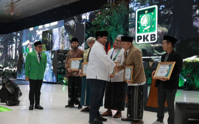 Reaksi Prabowo Ditagih Makan Bergizi Gratis oleh Anak-anak di Lapangan: Tersentak Hati Saya!